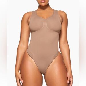 SKIMS BRAND NEW SEAMLESS SCULPT SCOOP NECK THONG BODYSUIT IN SIENNA